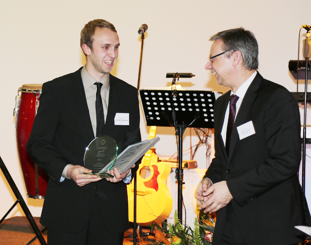 Verleihung ZI-Award von Michael Müller (Personalvorst. Fraport AG) an Alexander Rosenkranz (eccuro)