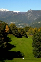 Golfplatz Menaggio & Cadenabbia: Green mit Bergpanorama Golfplatz Menaggio & Cadenabbia: Green mit Bergpanorama