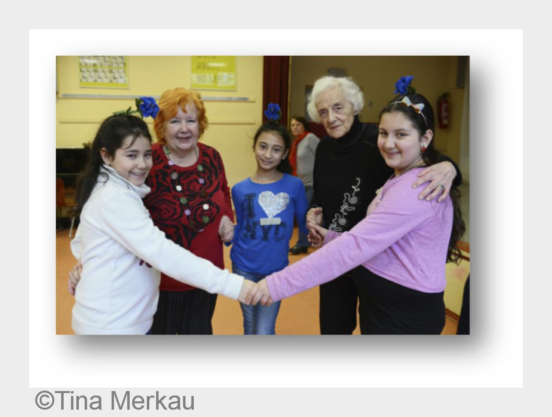 ?Abenteuer Oper!?: Kreuzberger Grundschülerinnen und Seniorinnen erleben Hand in Hand Kultur (Bildqu ?Abenteuer Oper!?: Kreuzberger Grundschülerinnen und Seniorinnen erleben Hand in Hand Kultur (Bildqu