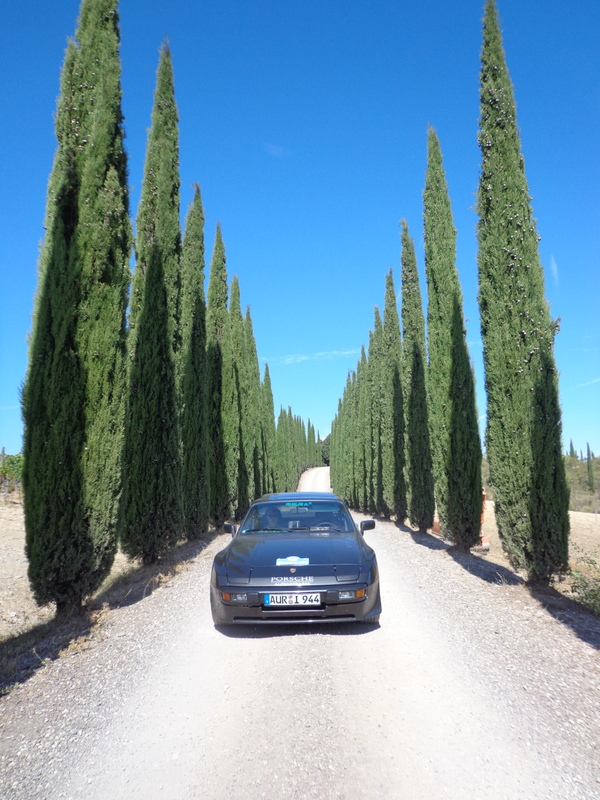 Mit dem 944 in der südlichen Toscana auf einer strada bianca, gesäumt von Zypressen Mit dem 944 in der südlichen Toscana auf einer strada bianca, gesäumt von Zypressen