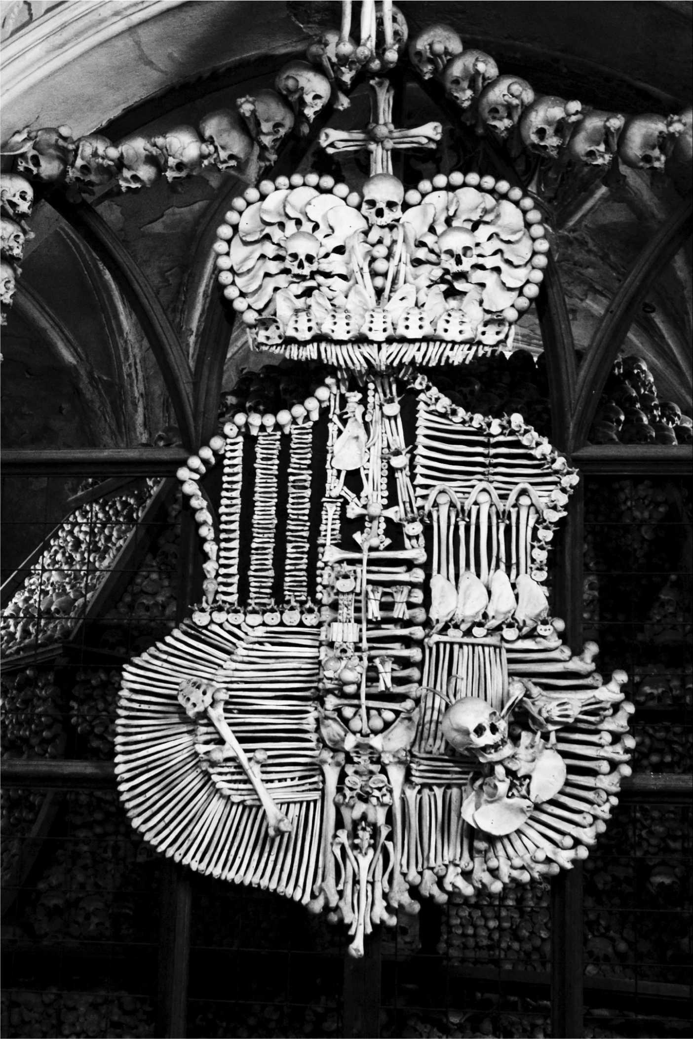 Das Wappen der Stifter zu 100% aus menschlichen Knochen. Kutna-Hora ist ein beeindruckendes Zeugnis 