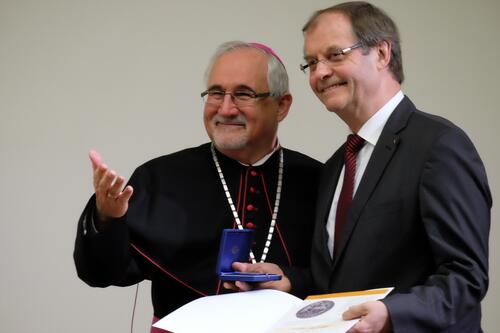 Bischof Gebhard Fürst verleiht Prälat Wolfgang Tripp die Martinus-Medaille in Silber Bischof Gebhard Fürst verleiht Prälat Wolfgang Tripp die Martinus-Medaille in Silber