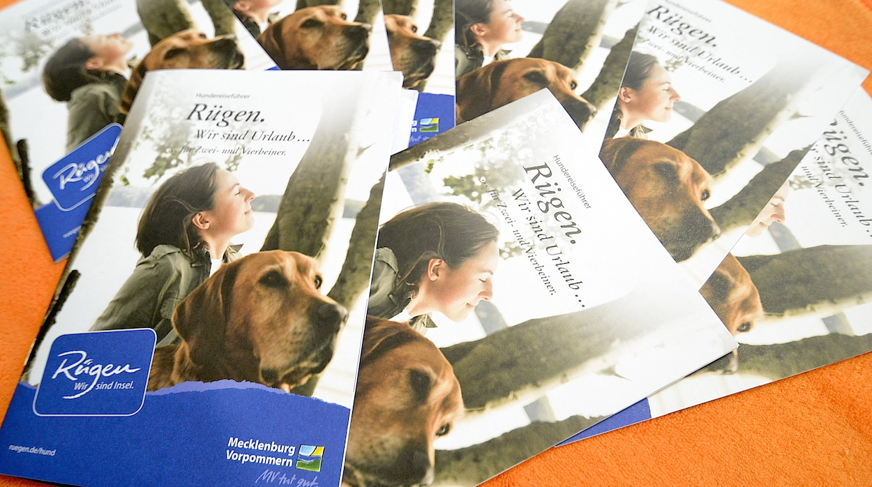 Die neue Rügener Reisebroschüre für den Urlaub mit Hund. Die neue Rügener Reisebroschüre für den Urlaub mit Hund.