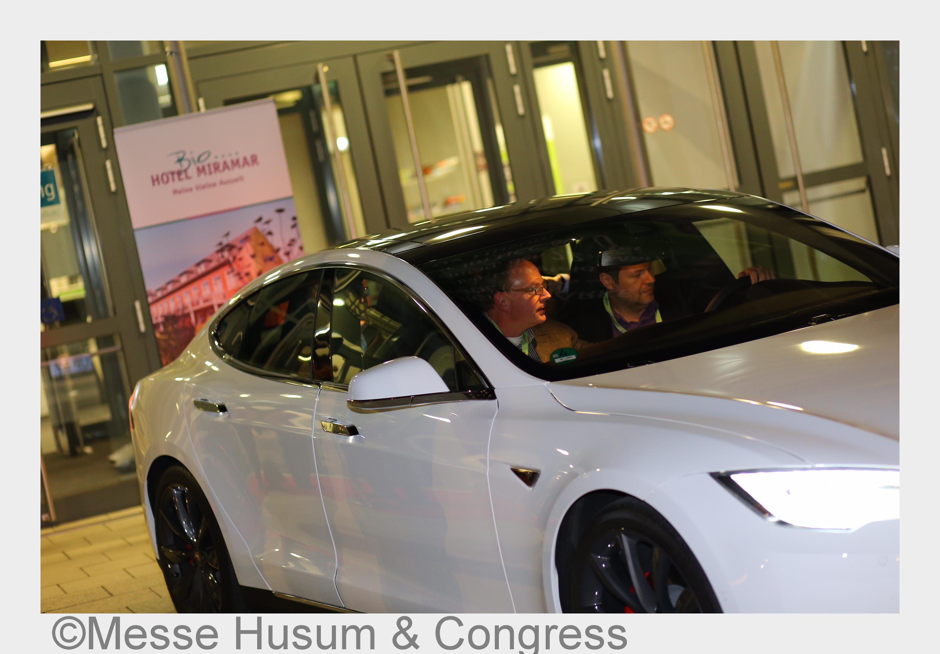 Umweltminister Robert Habeck und Uwe Peters im Tesla S P85D auf der Messe"New Energy 2015"