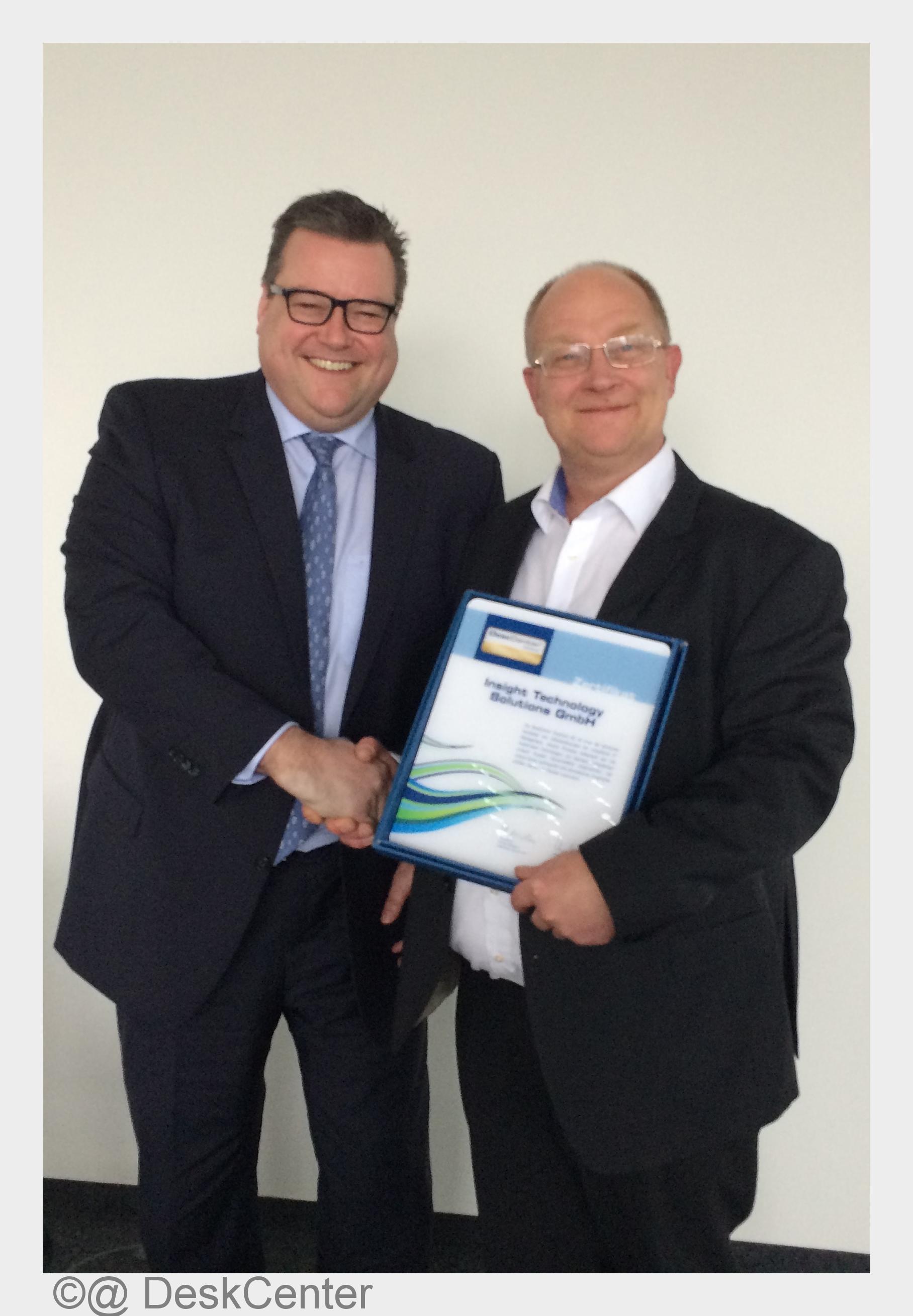 Übergabe der Partnerurkunde durch Christoph. A. Harvey, Vorstandssprecher, DeskCenter Solutions AG, 