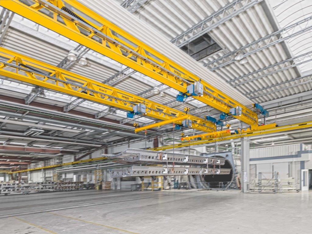Zwei Krane, vier Hubwerke: Exakte Synchronisierung für das präzise Handling von Flugzeugbauteilen.