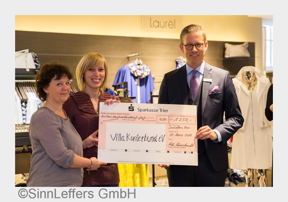 Geschäftsleiter Martin Reinschmidtüberreichte den Scheck an Heike Kraft und Julia Böhm (v.l.). (Bild