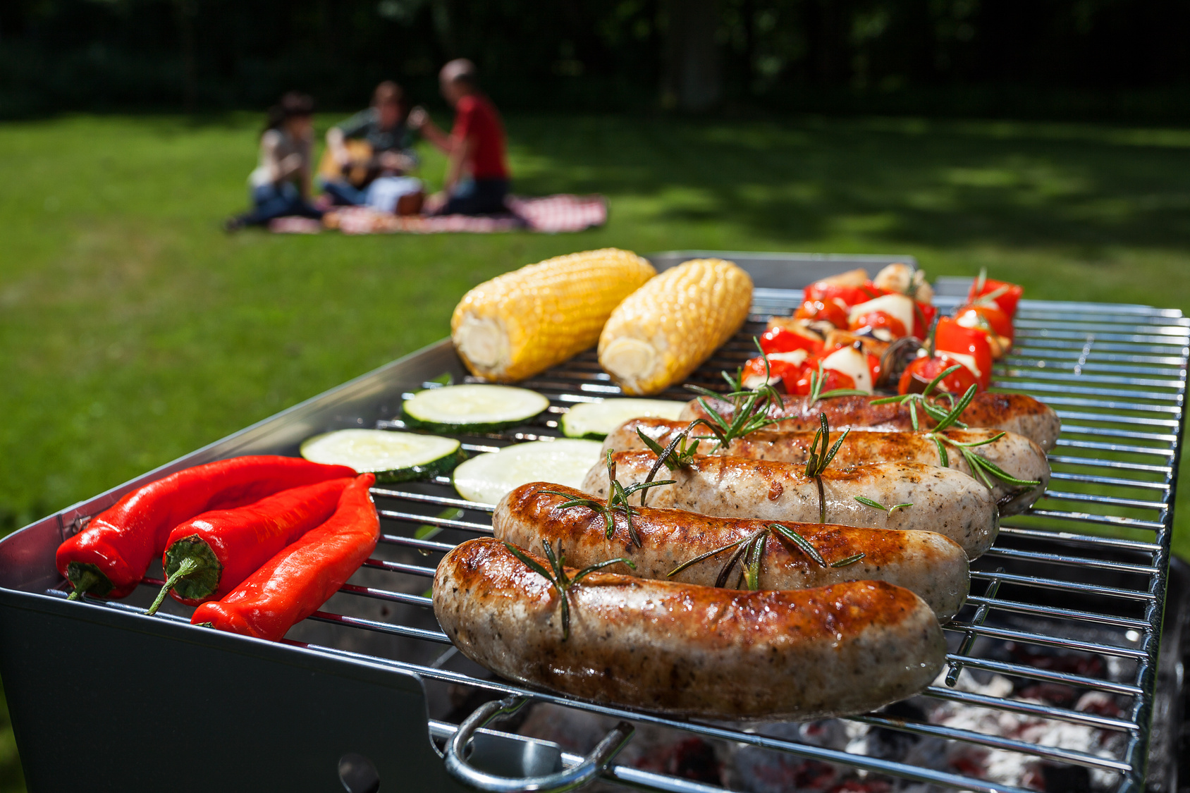 Egal ob Fleisch, Fisch oder Gemüse: Mit etwas Sorgsamkeit gelingt das Grillen immer.