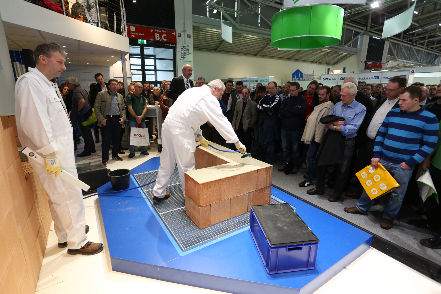 Aufgrund des großen Besucher-Interesses bei den Live-Vorführungen wurde es am Messestand von Franken Aufgrund des großen Besucher-Interesses bei den Live-Vorführungen wurde es am Messestand von Franken
