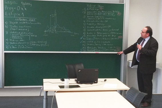 Audicon Experte Dr. Axel Becker hält eine Vorlesung zur Software-Lösung IDEA. Audicon Experte Dr. Axel Becker hält eine Vorlesung zur Software-Lösung IDEA.
