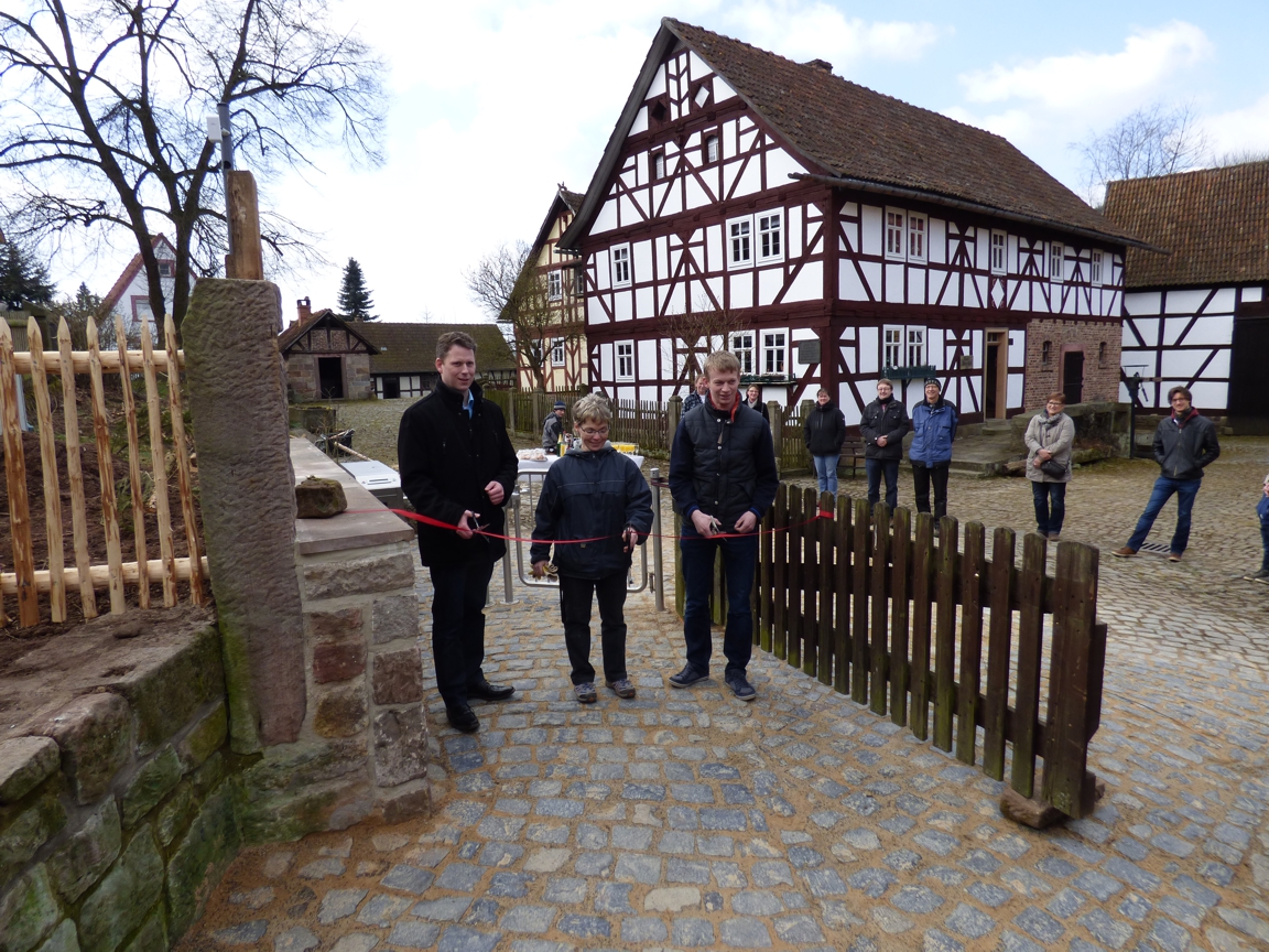 BGM Dänner, Andrea Willing und Timo Ziegler durchschneiden das obligatorische Band