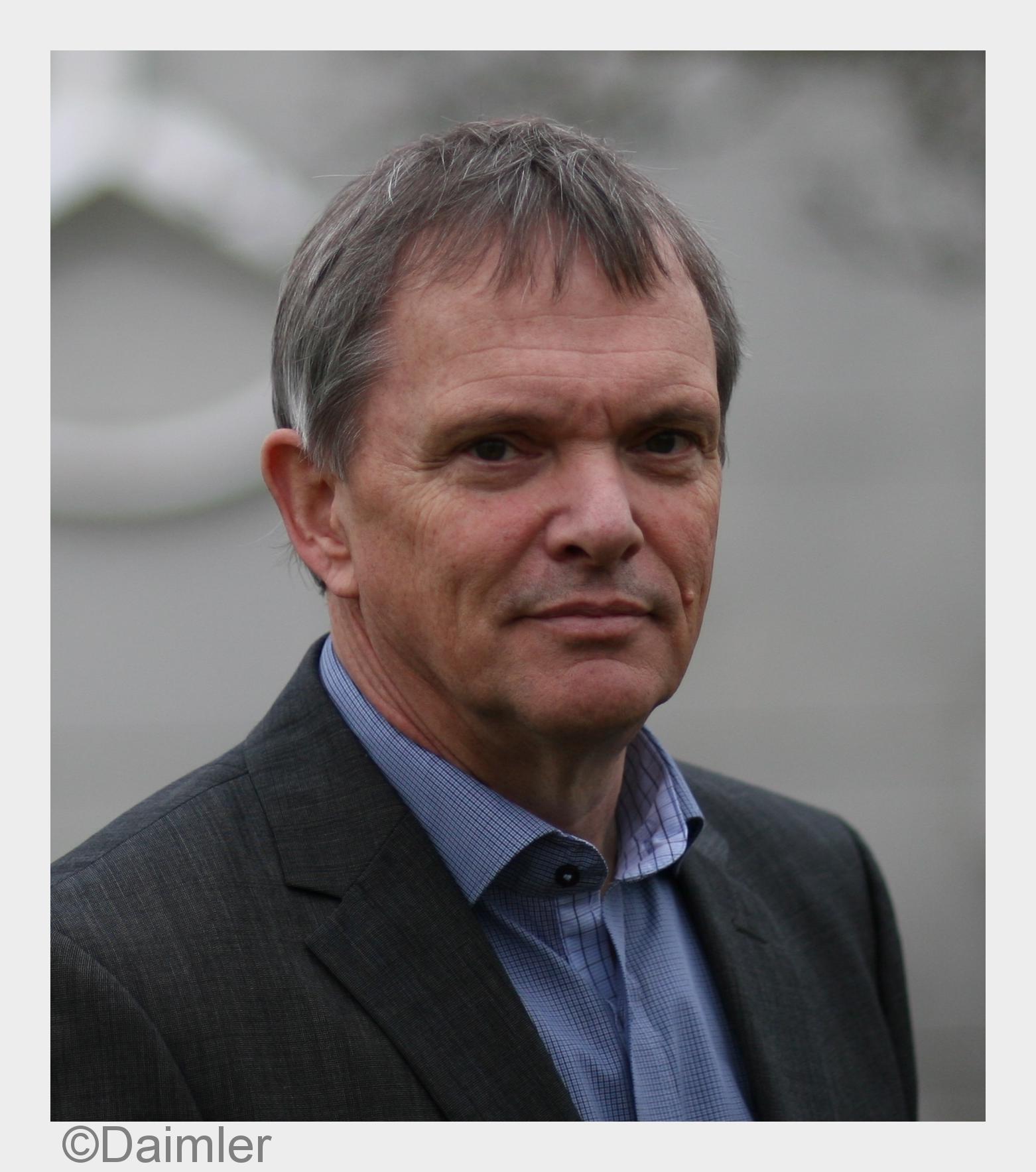 Rainer Schrapel (Daimler AG) spricht im Rahmen des automotiveIT-Forums 2015. (Bildquelle: Daimler)