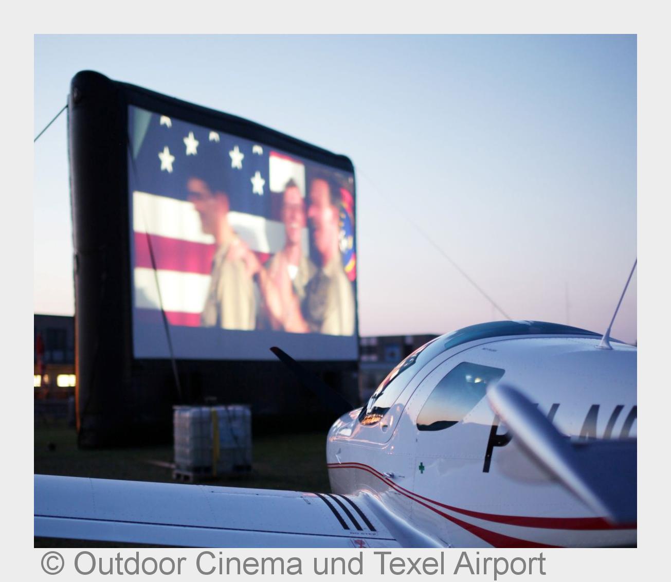 Flugzeug vor Leinwand im Outdoor Cinema auf Texel (Bildquelle:©Outdoor Cinema und Texel Airport)