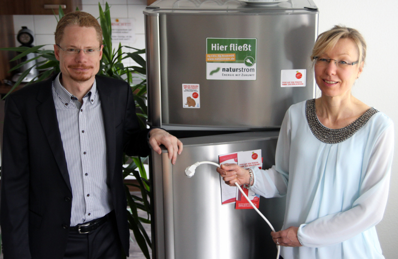 NATURSTROM-Vorstand Oliver Hummel und Maria-Elisabeth Lang vom Katholischen Sozialdienst in Hamm.