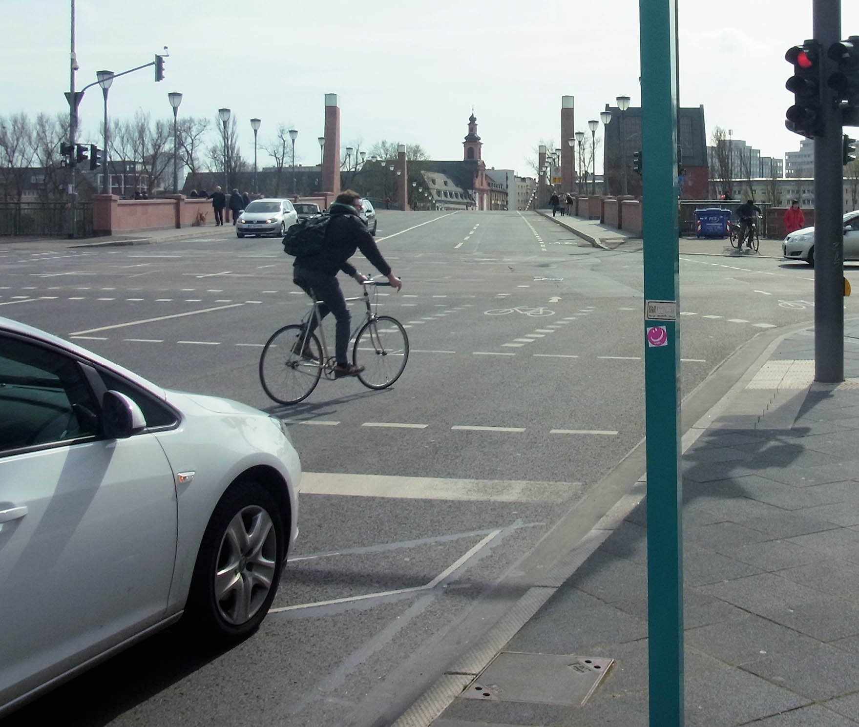 Schnell noch bei Rotüber die Ampel: Das kann für Radfahrer teuer werden, warnt das R+V-Infocenter