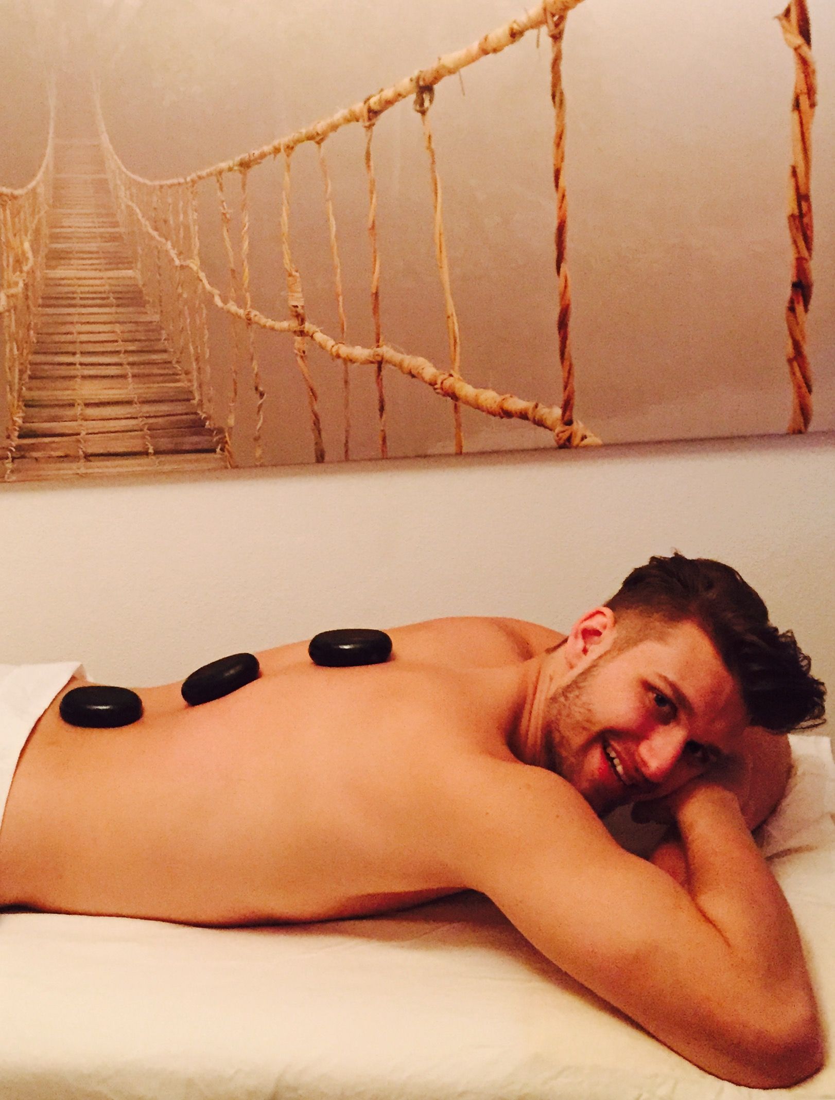 Hot Stone Behandlung mit Vulkansteinen