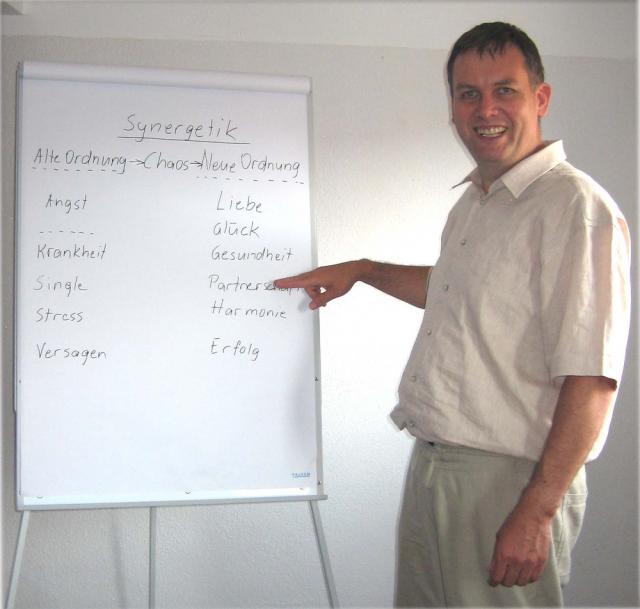 Synergetik Lehrer Schmidt erläutert die Heilung von ALS im Basisseminar?Liebe-Gesundheit?/ Volker Sc Synergetik Lehrer Schmidt erläutert die Heilung von ALS im Basisseminar?Liebe-Gesundheit?/ Volker Sc