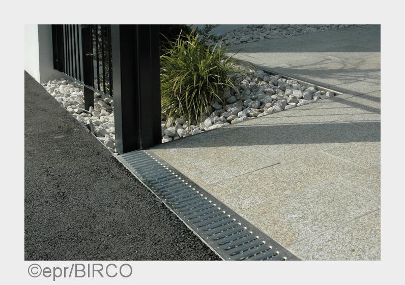 Mit der Entwässerungsrinne BIRCO Filcoten®wird Niederschlag effizient und systematisch abgeleitet. (