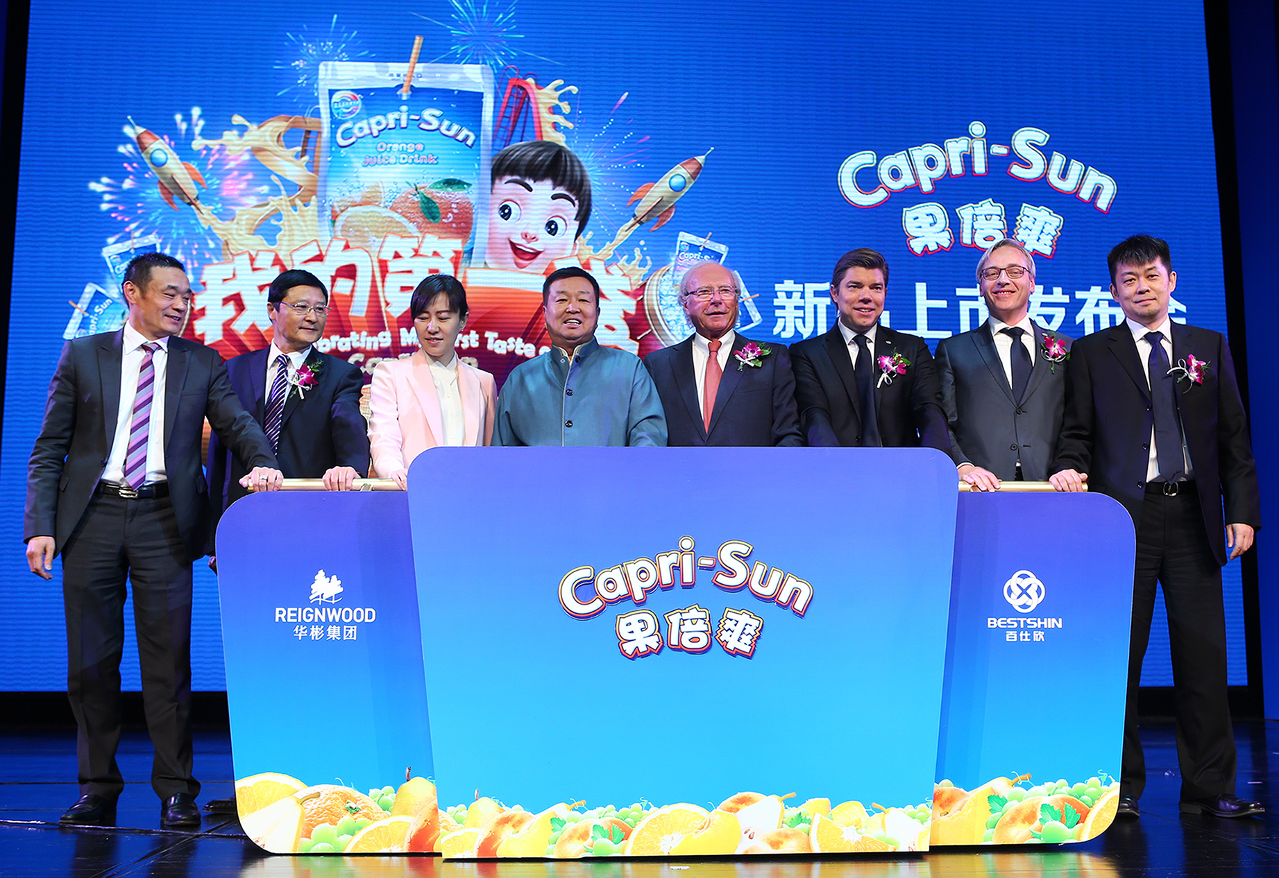 Dr. Hans-Peter Wild (Eigentümer Capri Sun AG, 5. v.l.), Carsten Kaisig (CEO Capri-Sun, 6. v.l.)