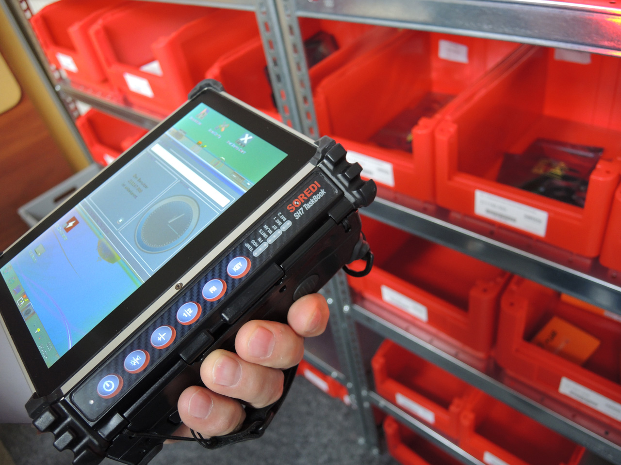Das SH7 TaskBook von SOREDI touch systems begleitet Mitarbeiter bei vielen Aufgaben in der Logistik