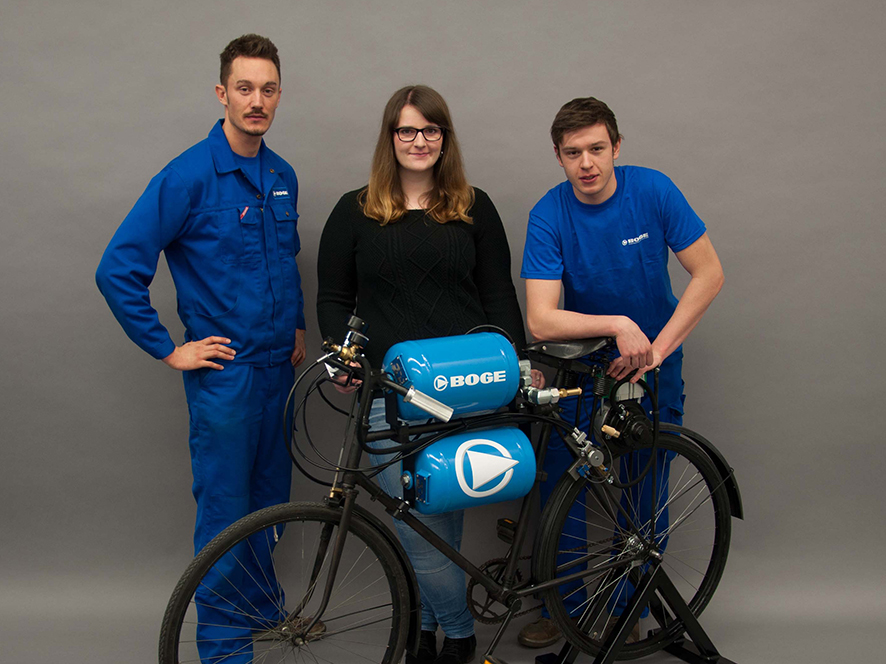 Auszubildende von BOGE präsentieren innovatives druckluftbetriebenes Fahrrad