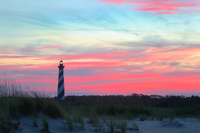 Harmonie in Pink: der Leuchtturm am Cape Hatteras, das zur Inselkette der Outer Banks gehört