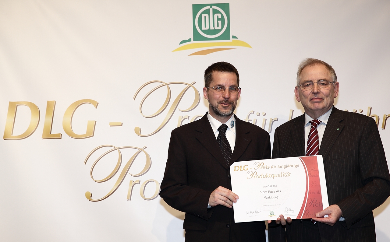 DLG-Vizepräsident Prof. Dr. Achim Stiebing (re.)überreicht Stefan Buggle (VOM FASS AG) die Urkunde