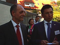 Bakhyt Sultanow, Wirtschaftsminister von Kasachstan, und Hans Haller, Geschäftsführer empacon GmbH