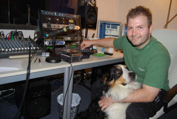 Musikproduzent Sören Schnabel und Studiohundemaskottchen Lucky Musikproduzent Sören Schnabel und Studiohundemaskottchen Lucky