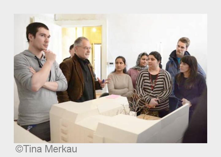 Thomas Knorr-Siedow (2. von links) von UrbanPlus arbeitet mit den Bewohnern am Modell (Bildquelle: T