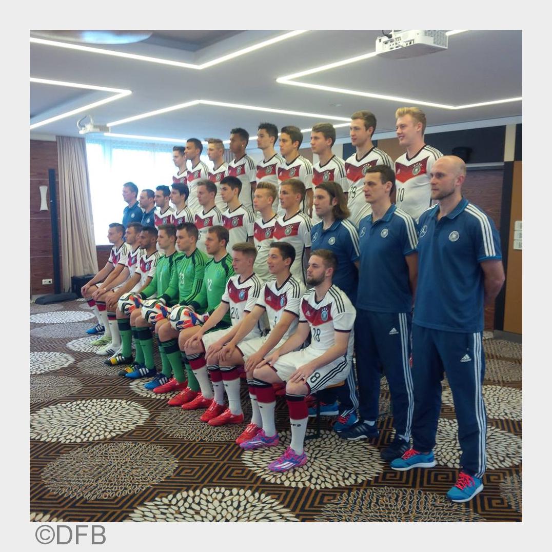 Die U20-Nationalmannschaft mit Ulf Sobek (mittlere Reihe, zweiter von rechts) (Bildquelle: DFB)