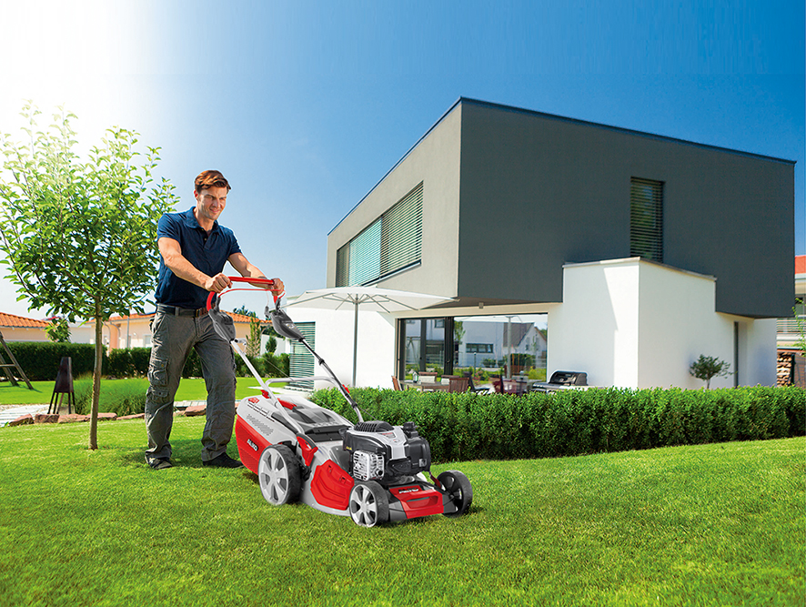 Männer und Motoren sind auf Grünflächen ein perfektes Gespann.