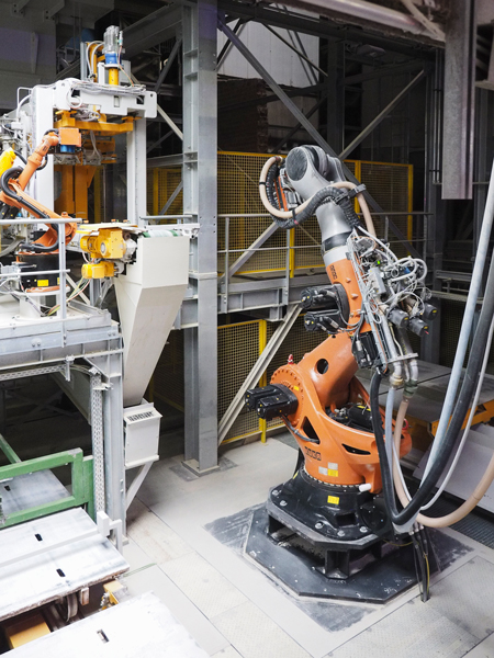 Europaweit modernste, roboterunterstütze Fertigungsanlage für konfektionierte Kalksandsteine.