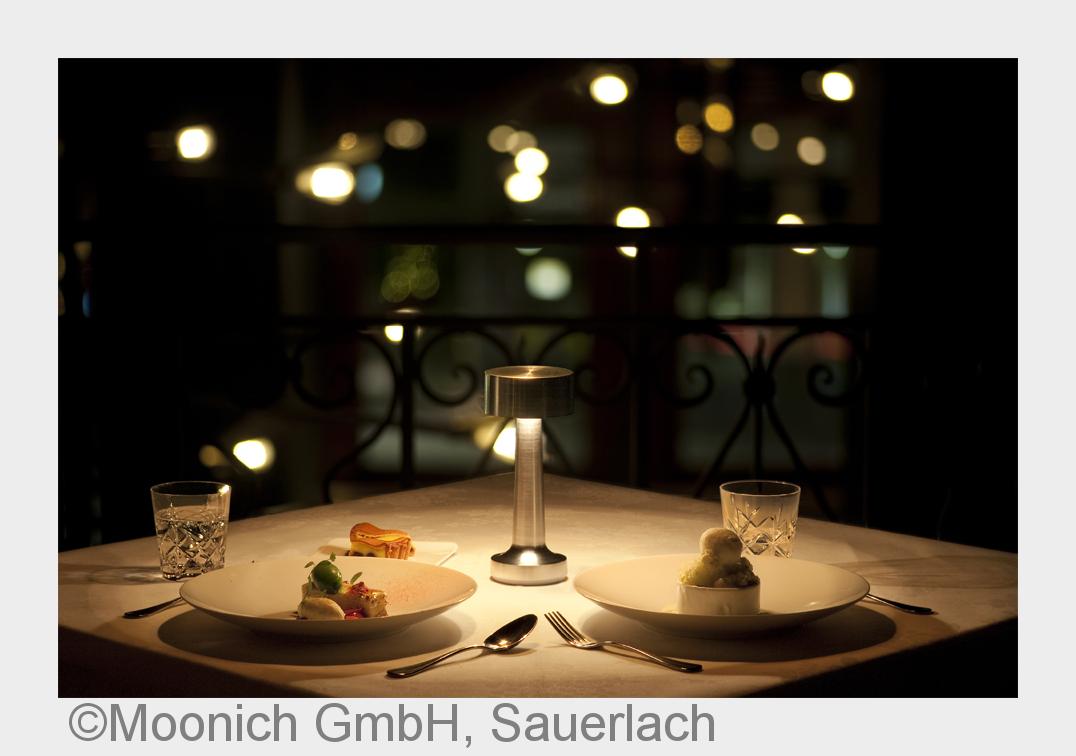 Verbreitet ein stimmungsvolles Ambiente: Die kabellose NEOZ-Leuchte?Cooee?. (Bildquelle: Moonich Gmb