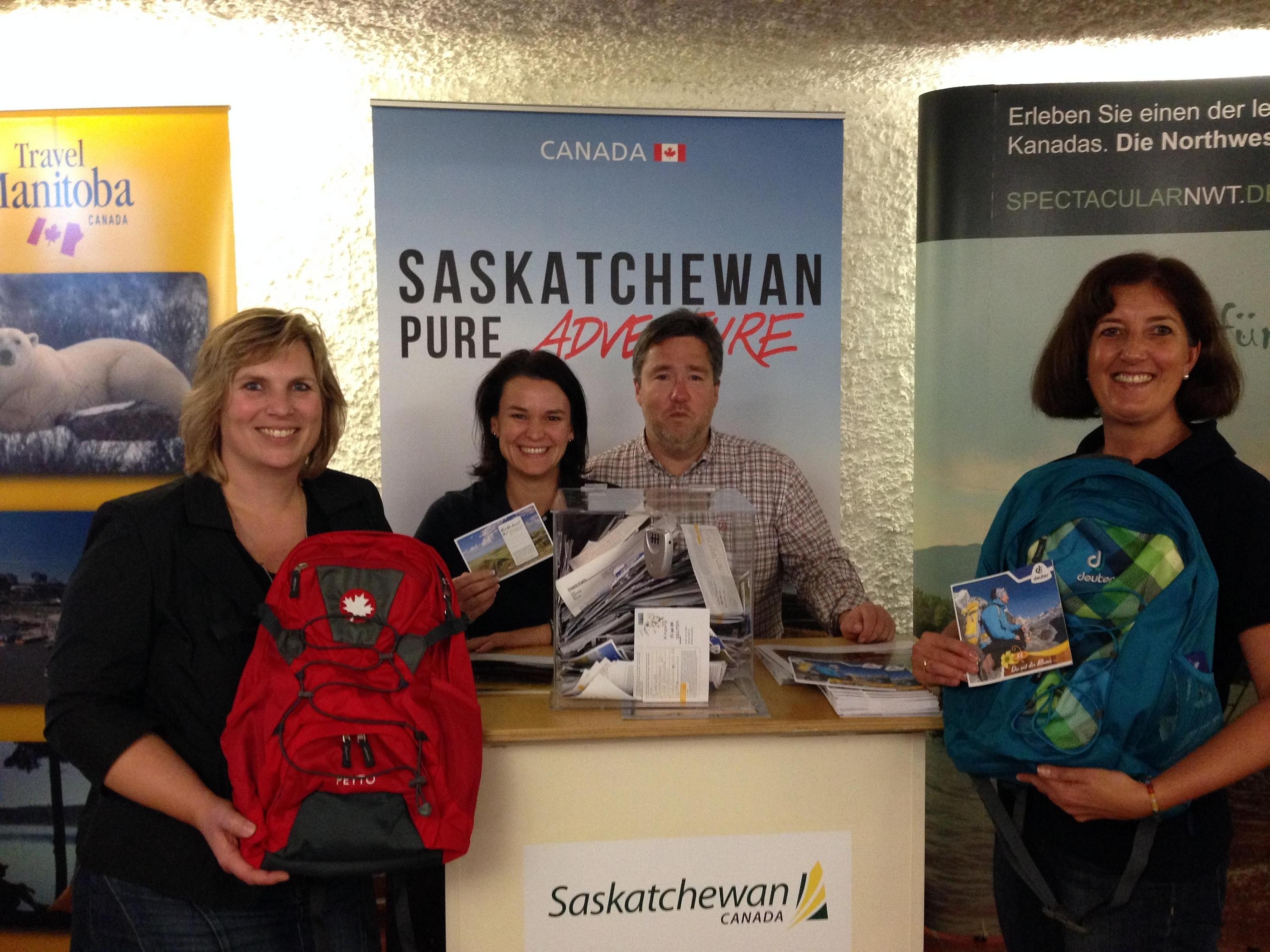 Ziehung der Teilnehmer der Gewinner-Reise von DEUTER, Tourism Saskatchewan& SK Touristik