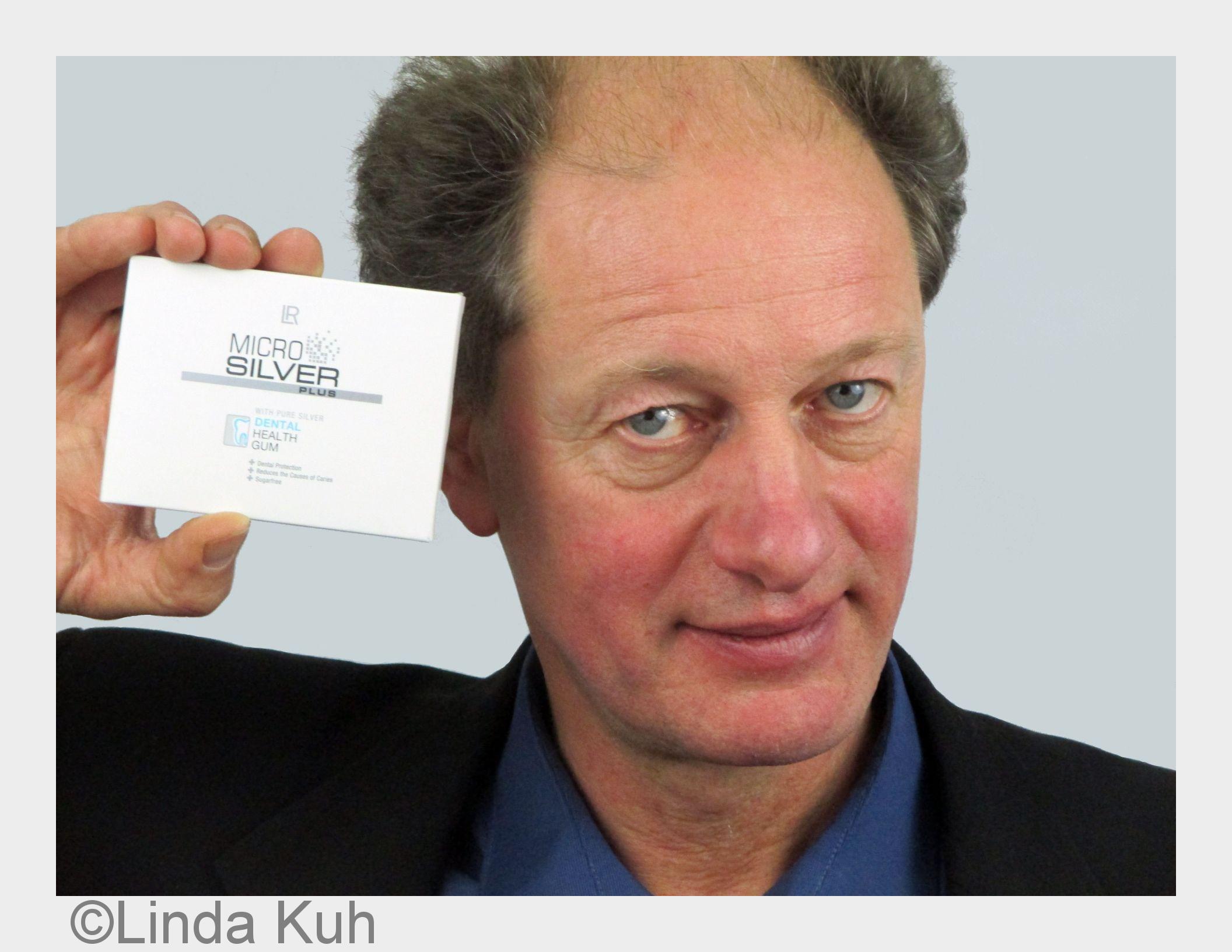 Dirk Buschhaus schwört auf die Wirkung des Zahnpflege-Kaugummis von MICROSILVER PLUS. (Bildquelle: L