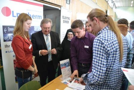 Landrat Franz Meyer an dem Stand der Lm-therm Elektrotechnik AG