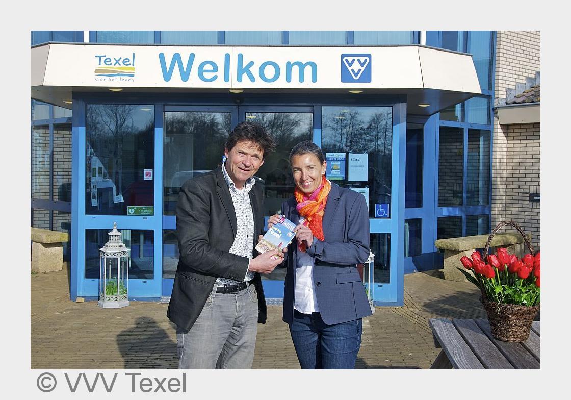 Wouter de Waal, Geschäftsführer VVV Texel und Ulrike Grafberger, Autorin (Bildquelle:©VVV Texel)