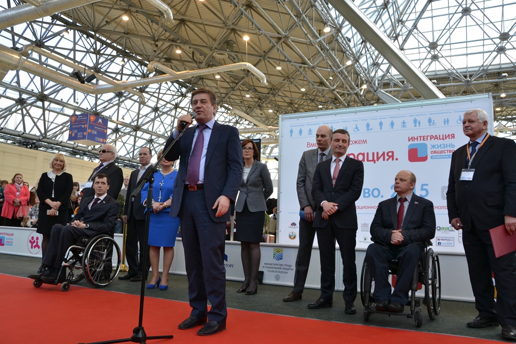 Vladimir Petrosyan, Minister für Soziale Sicherung der Stadt Moskau, eröffnet die Integrationsmesse