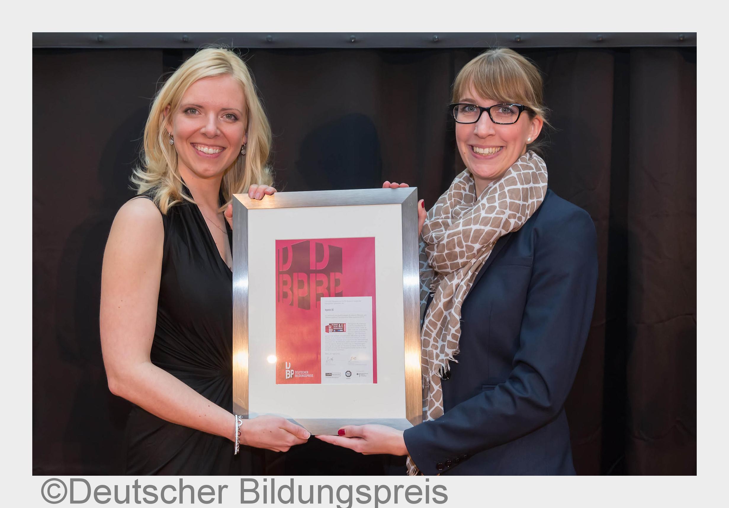 Anne Dreyer (TÜV SÜD, li.)übergibt die Urkunde an Rebecca Adams (Ingenics AG, Recruiting) (Bildquell