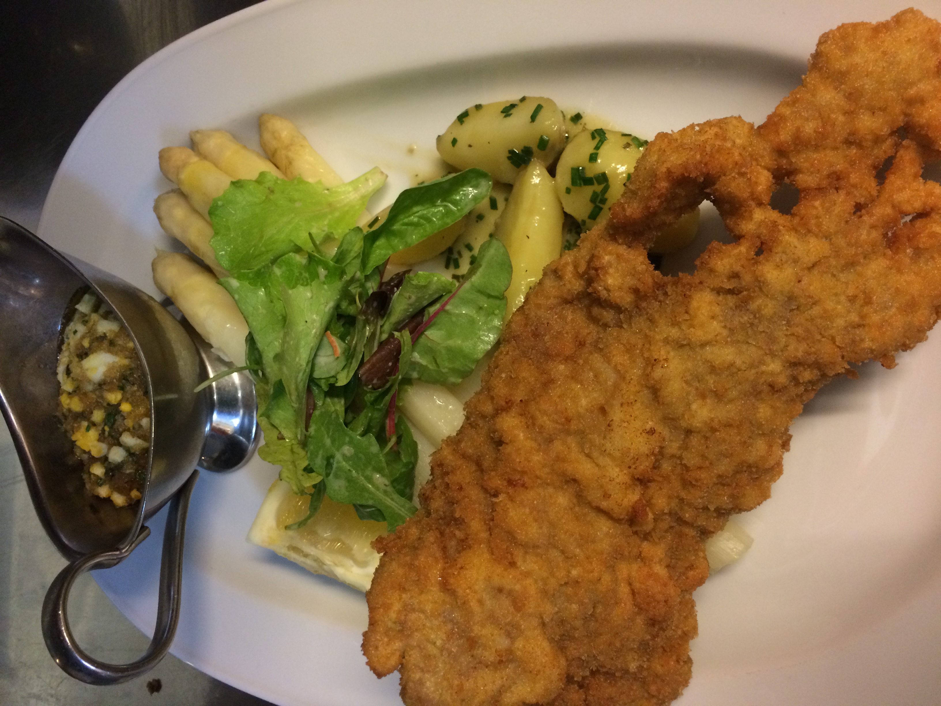 Leckerer Beelitzer Spargel mit Wiener Schnitzel