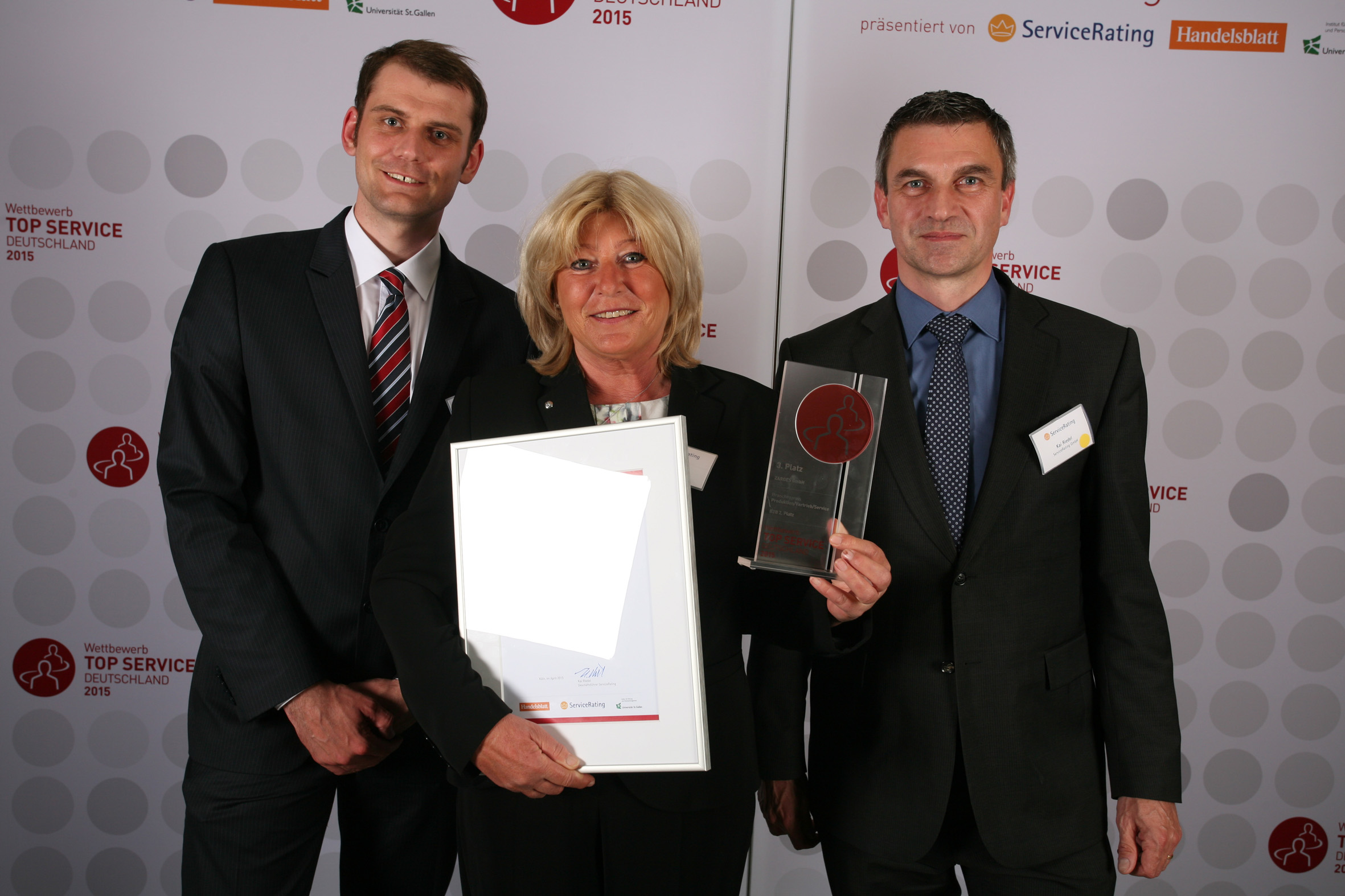 Irene Kisskalt von ZARGES erhielt die Urkunde für ausgezeichnete Service-Qualität