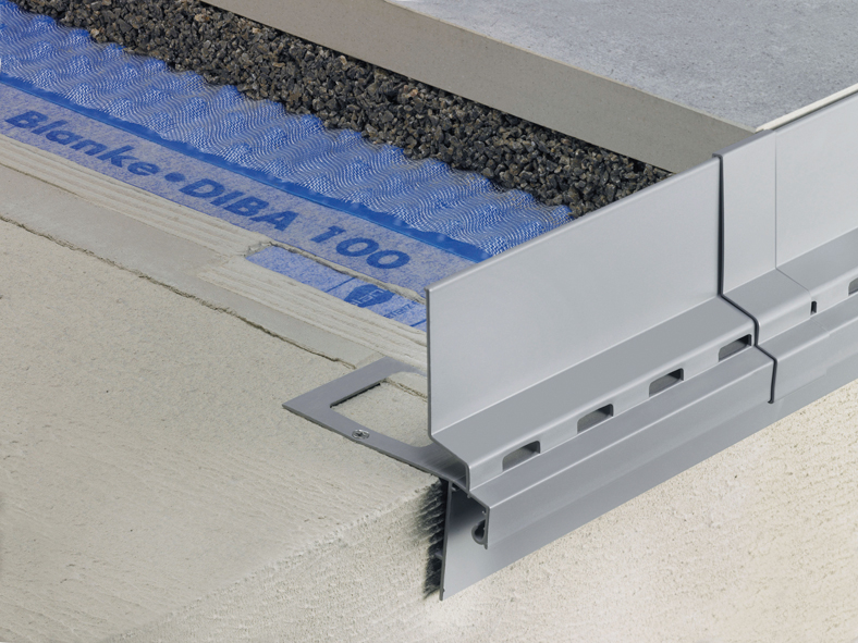 Optisch ansprechender Abschluss am Balkon- oder Terrassenrand: Blanke BALKON Drainkiesleiste.