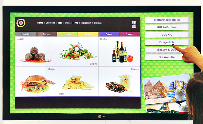 Mitarbeiter-TV im Büro der komma,tec redaction GmbH