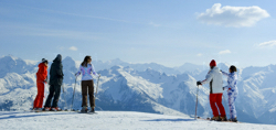 Skifahrer mit Blick auf Alpenpanorama