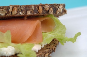 Gesundes Pausenbrot – Vollkornprodukte gehören dazu. Aber auch Obst und Gemüse dürfen nicht fehlen. Gesundes Pausenbrot – Vollkornprodukte gehören dazu. Aber auch Obst und Gemüse dürfen nicht fehlen.