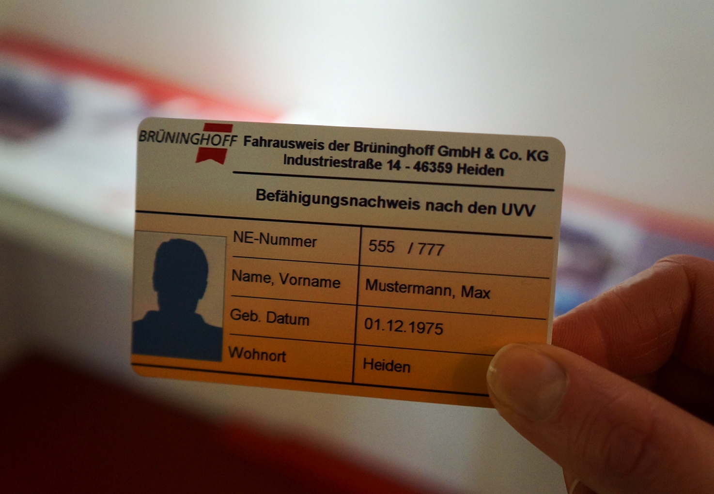 Ein spezieller Fahrausweis zeigt, wer zur Bedienung von Maschinen geschult und ausgebildet ist. (Fot Ein spezieller Fahrausweis zeigt, wer zur Bedienung von Maschinen geschult und ausgebildet ist. (Fot