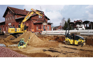 Diverse Maschinen aus dem HKL MIETPARK kommen beim Bahnhofsumbau in Crivitz zum Einsatz. Diverse Maschinen aus dem HKL MIETPARK kommen beim Bahnhofsumbau in Crivitz zum Einsatz.
