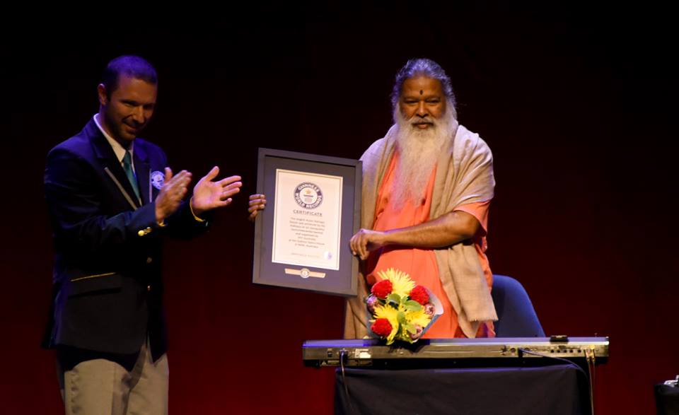 Überreichung der Urkunde durch Guinness World Records an Dr. Sri Ganapathy Sachchidananda Swamiji im