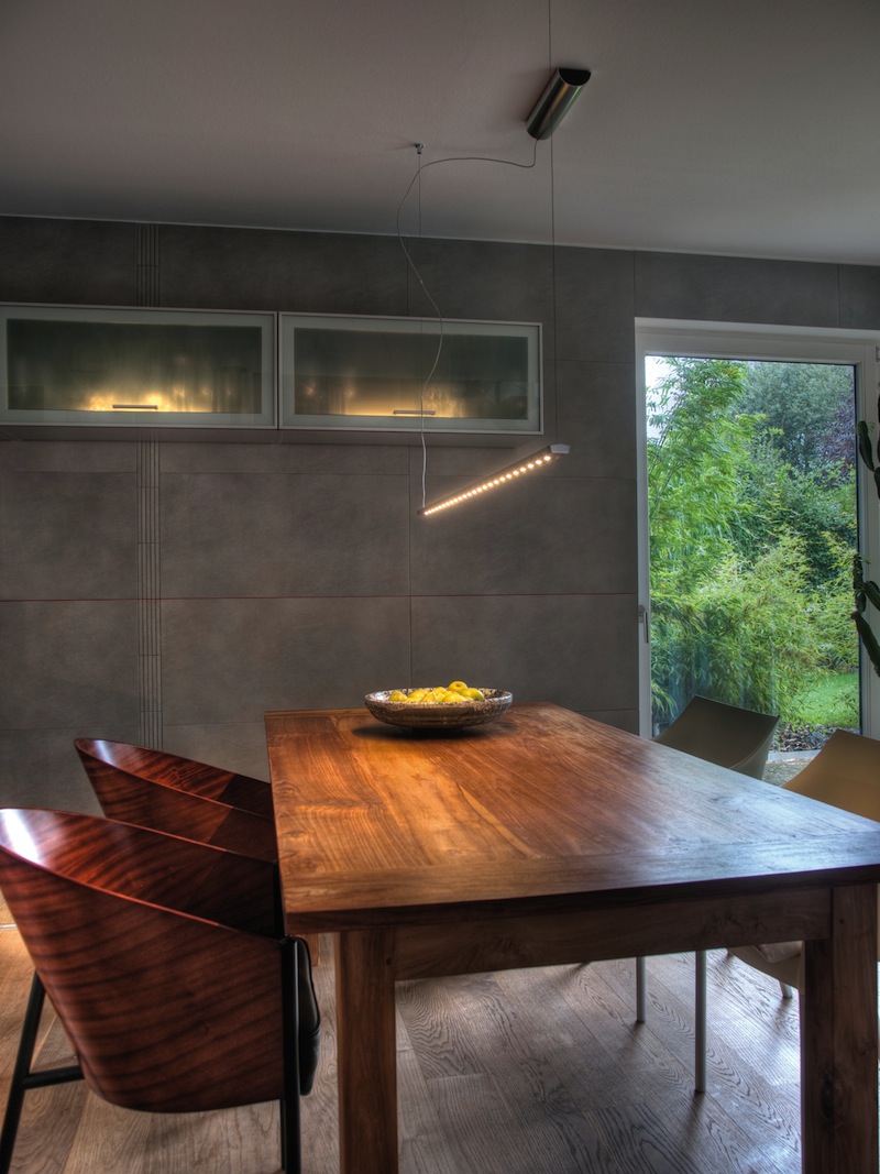 Eine Pendelleuchte mit LEDs sorgt für gerichtetes Licht auf der Tischoberfläche. (Foto: licht.de)